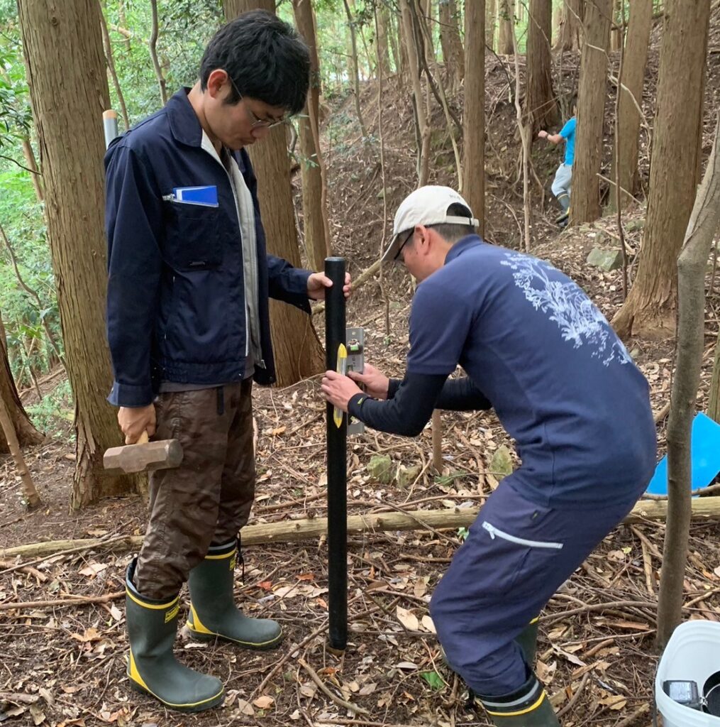 再生森林にて雨量計の設置